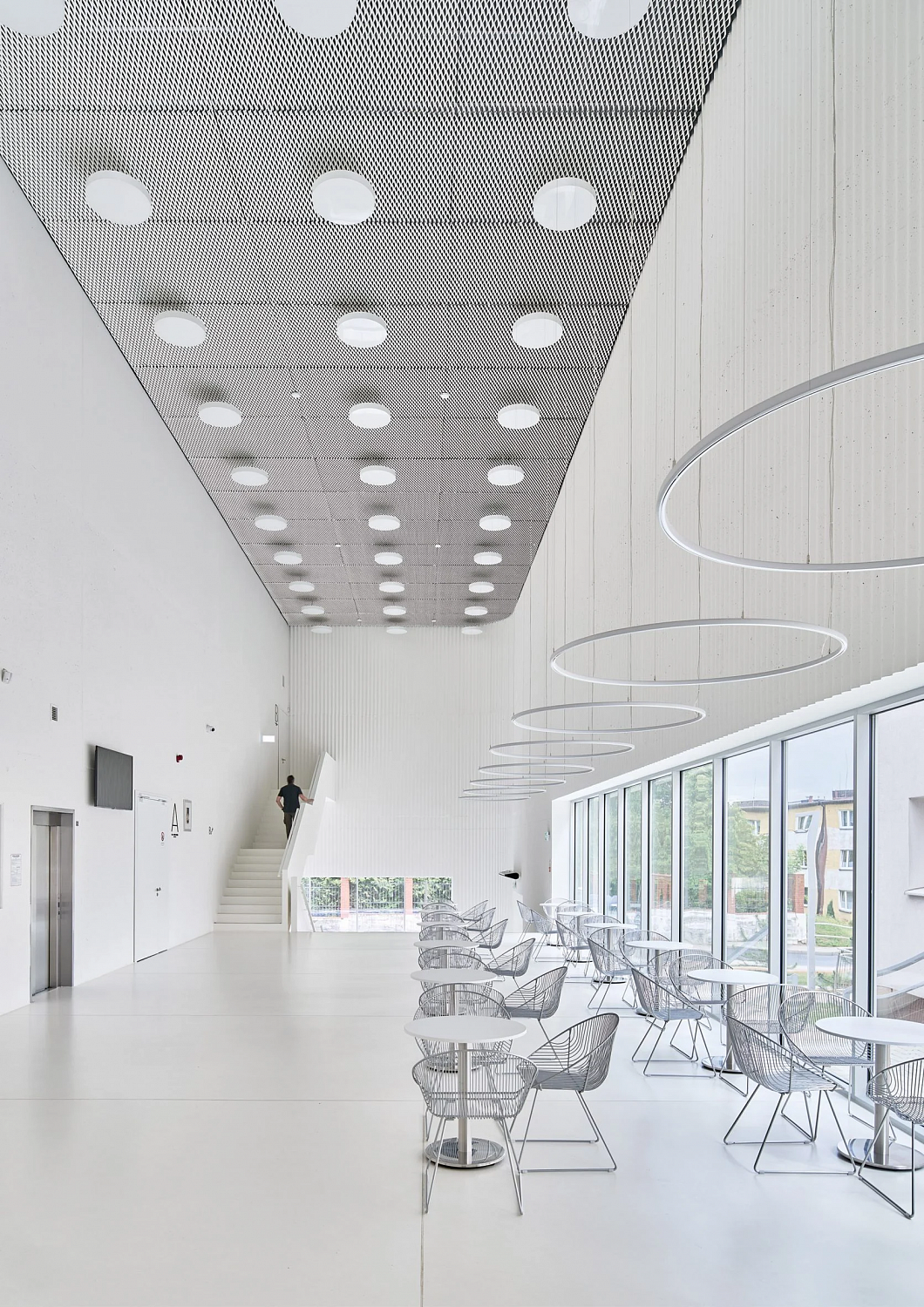 SLAS Architekci окутывает польский концертный зал зеркальным стальным фасадом
