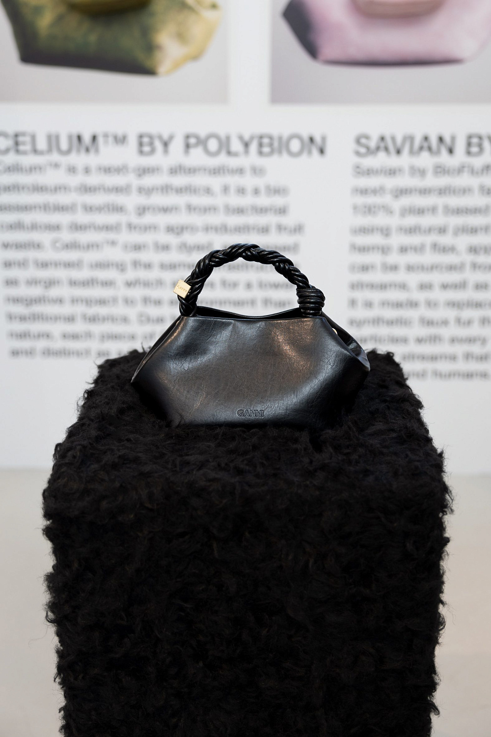 Ganni производит сумки BioFluff из «первого в мире растительного меха»